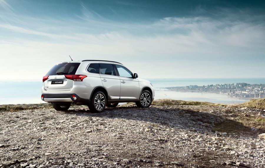  Mitsubishi Outlander 2015 года  (фото 4 из 10)